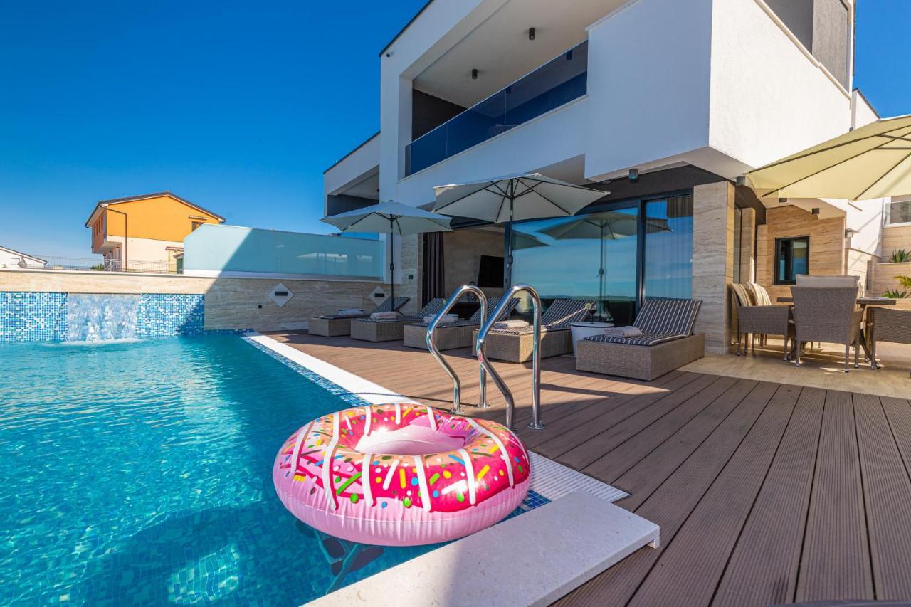 Villa Marassi With Heated Pool, Hot Tub And Sauna Криквеница Екстериор снимка
