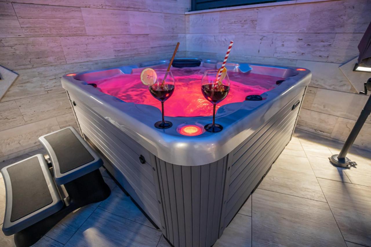 Villa Marassi With Heated Pool, Hot Tub And Sauna Криквеница Екстериор снимка
