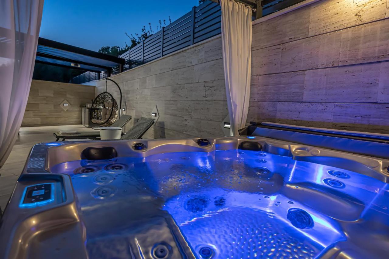 Villa Marassi With Heated Pool, Hot Tub And Sauna Криквеница Екстериор снимка