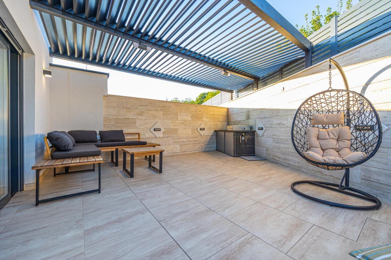Villa Marassi With Heated Pool, Hot Tub And Sauna Криквеница Екстериор снимка